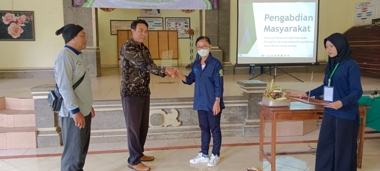 Prodi Magister Fisiologi Keolahragaan FK Unud Berikan Edukasi Persiapan Trekking Dan Pencegahan Cidera Pada Wisata Olahraga di Buleleng